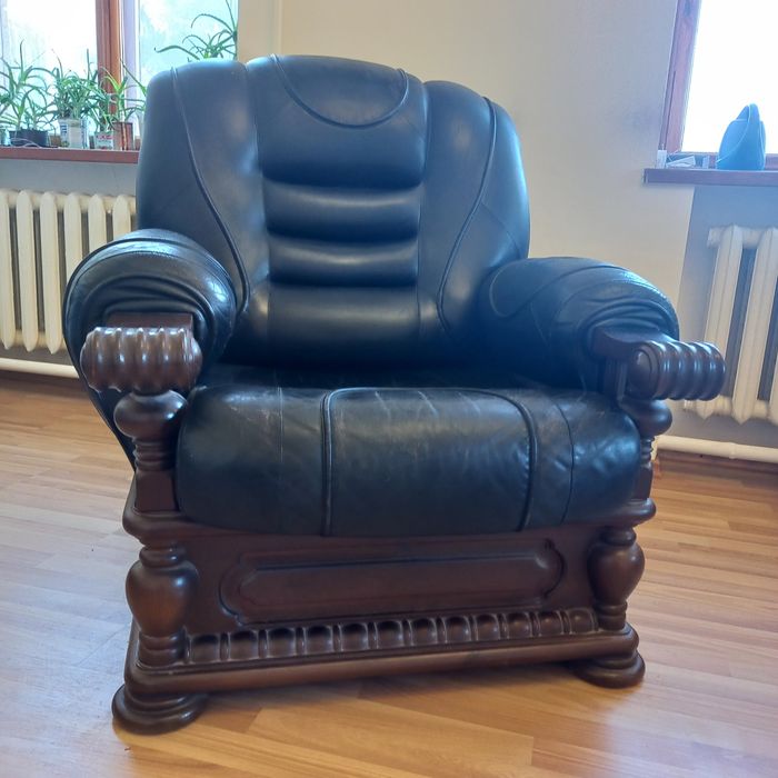 Продаю кожаный диван и кресла