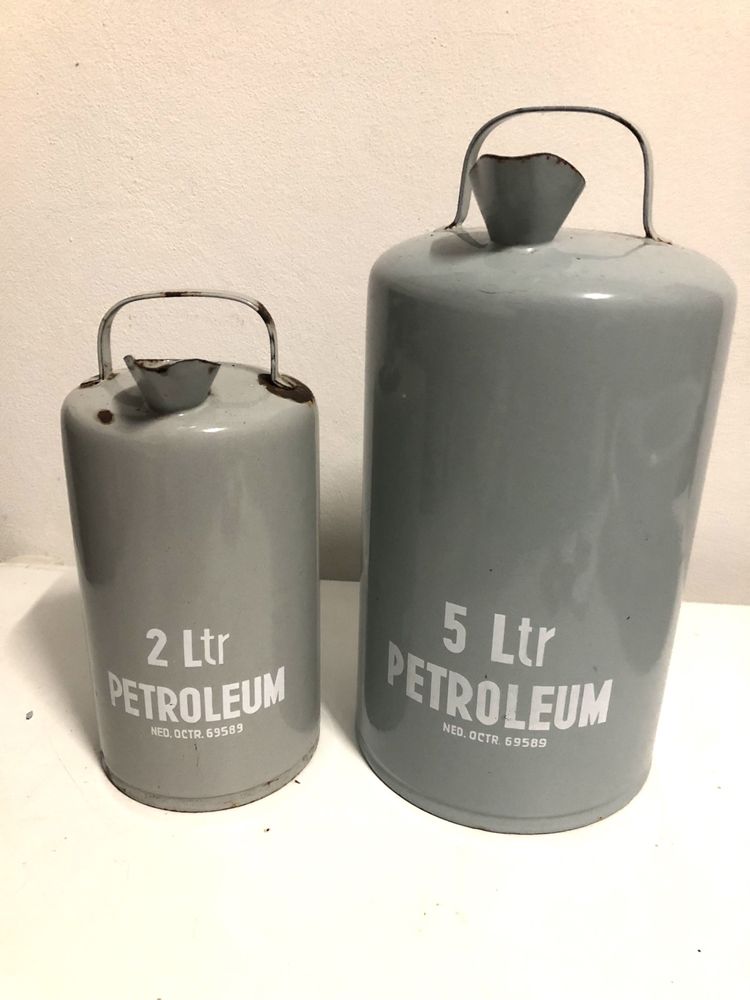 Par de latas antigas de petroleo