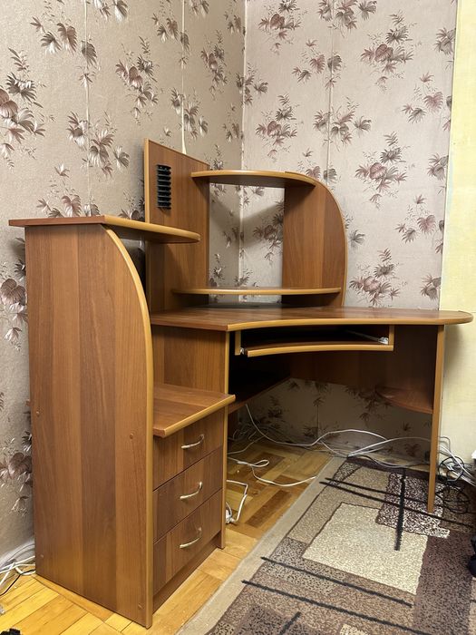 Кутовий компʼютерний стіл