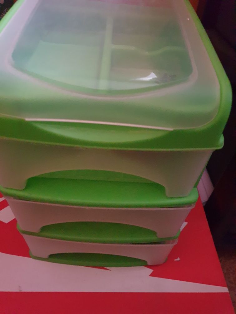 Organizer plastikowy z szufladkami.