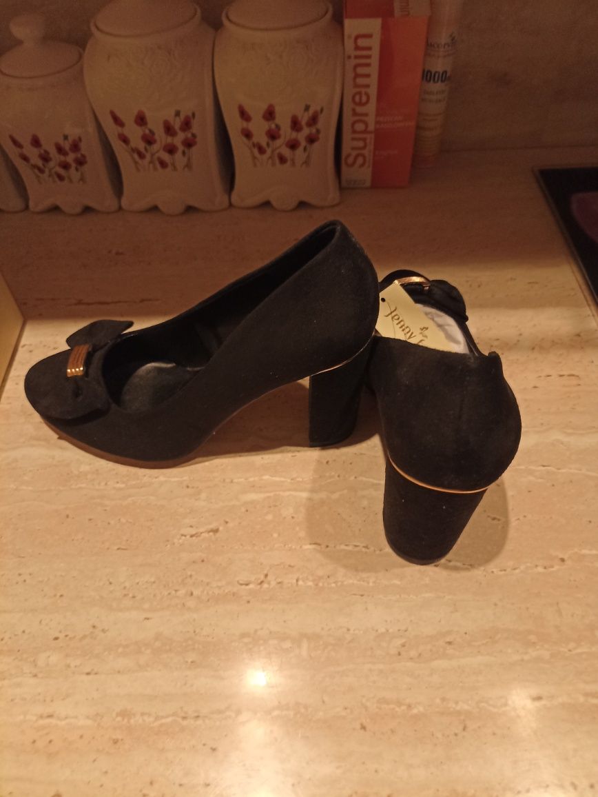 Nowe czarne pantofle rozmiar 38
