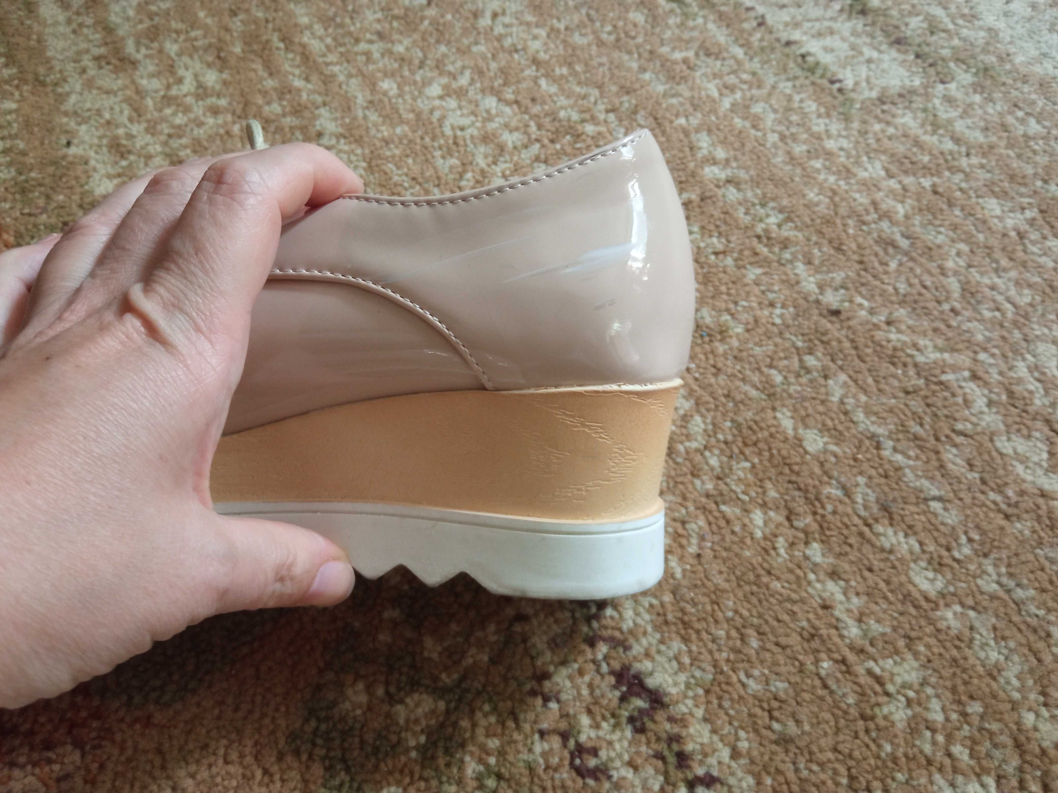 Buty na koturnie, kolor nude, cieliste, kwadratowy nosek modne r.38/39