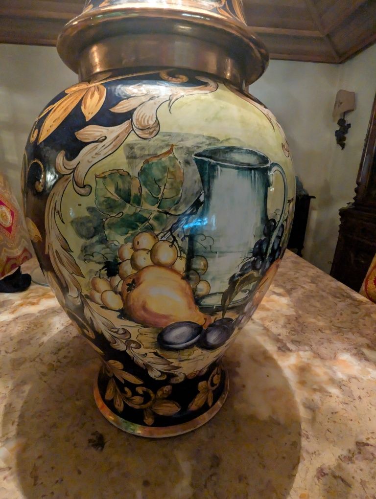 Jarra com tampa em porcelana pintada a mão