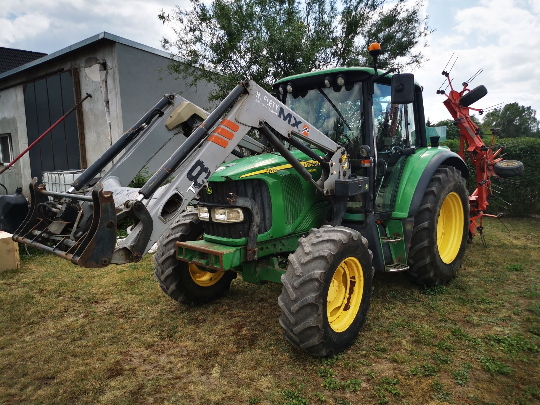 John Deere 6120 z ładowaczem MX TUR