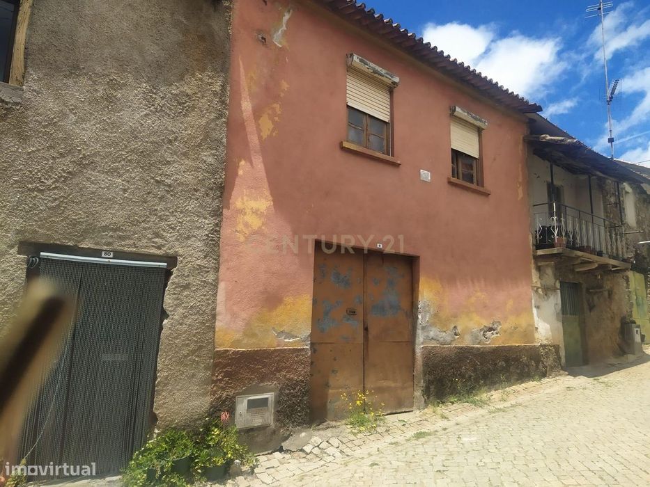 Moradia T3 para Recuperação em Meixedo, Bragança - Oportunidade Única!