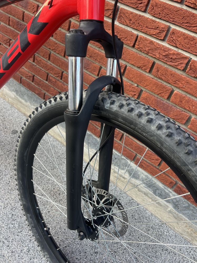 29 Trek Marlin 6 Shimano Altus