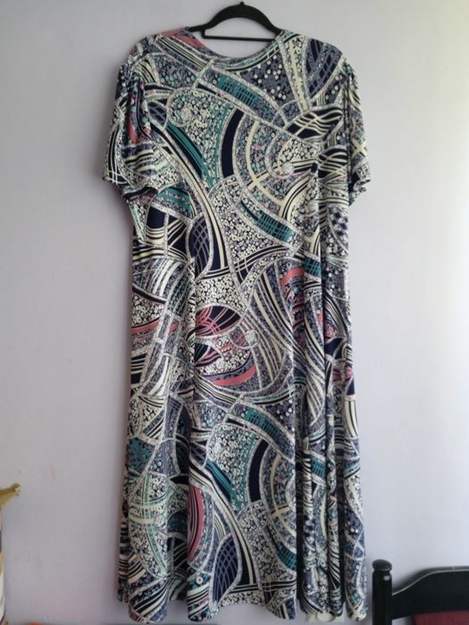Sukienka 46-48 wzorzysta