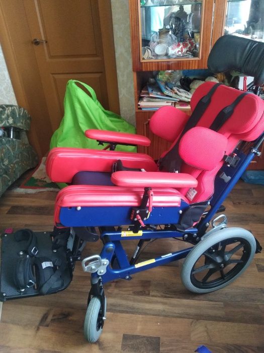 Крісло для дітей з обмеженими можливостями.