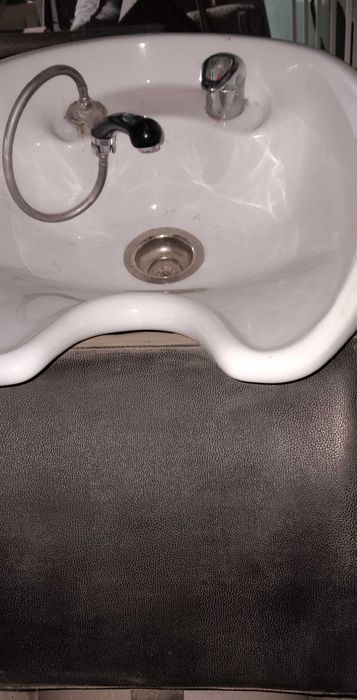 Cadeiras de cabeleireiro e rampa de lavagem