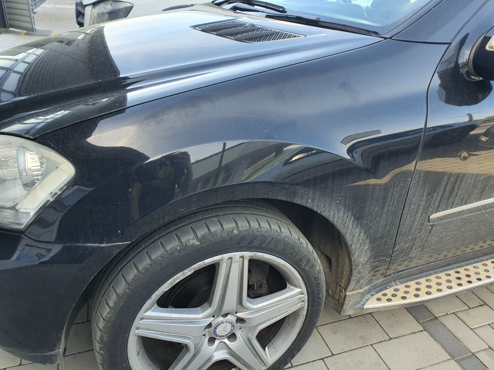 Переднє ліве крило чорне мл 164 Mercedes-Benz W164 320 350