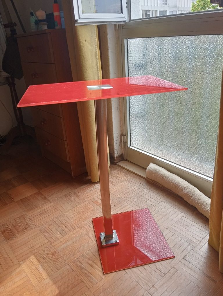 Mesa vermelha em segunda mão