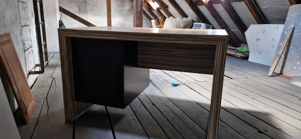 Biurko z okleiny Zebrano + lakierowany MDF | 120x70 cm | Blum | Design