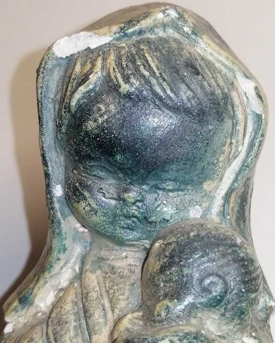 estatueta de uma mulher a segurar uma criança