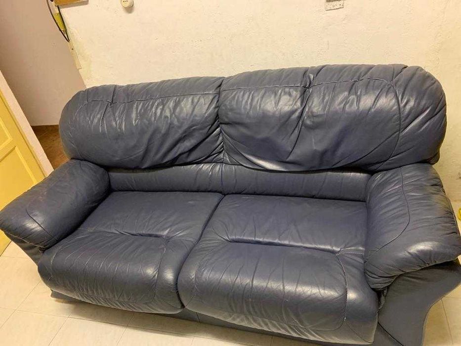 Sofá em Pele Azul de dois lugares.