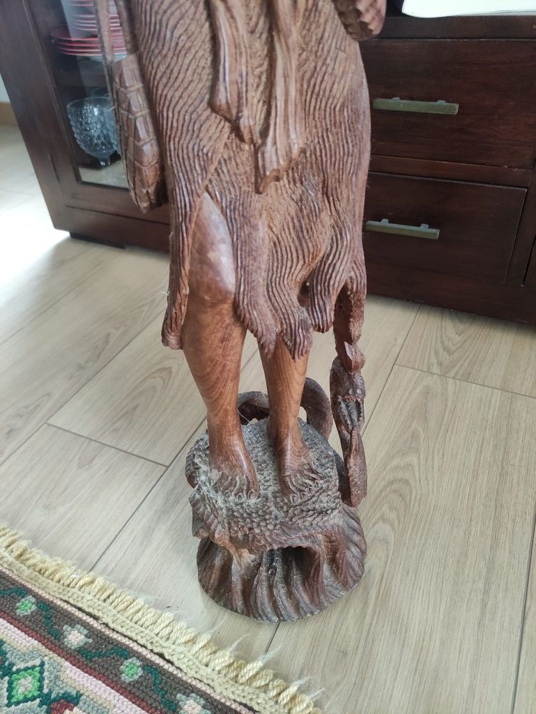 Estatueta madeira  - feita manualmente