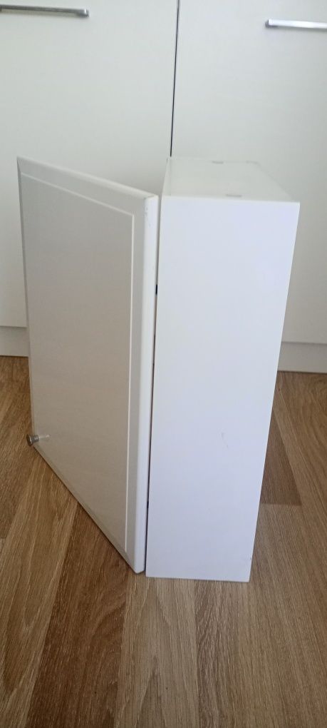 Wisząca szafka łazienkowa