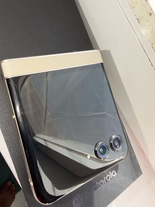 Motorola Razr 50 como Novo