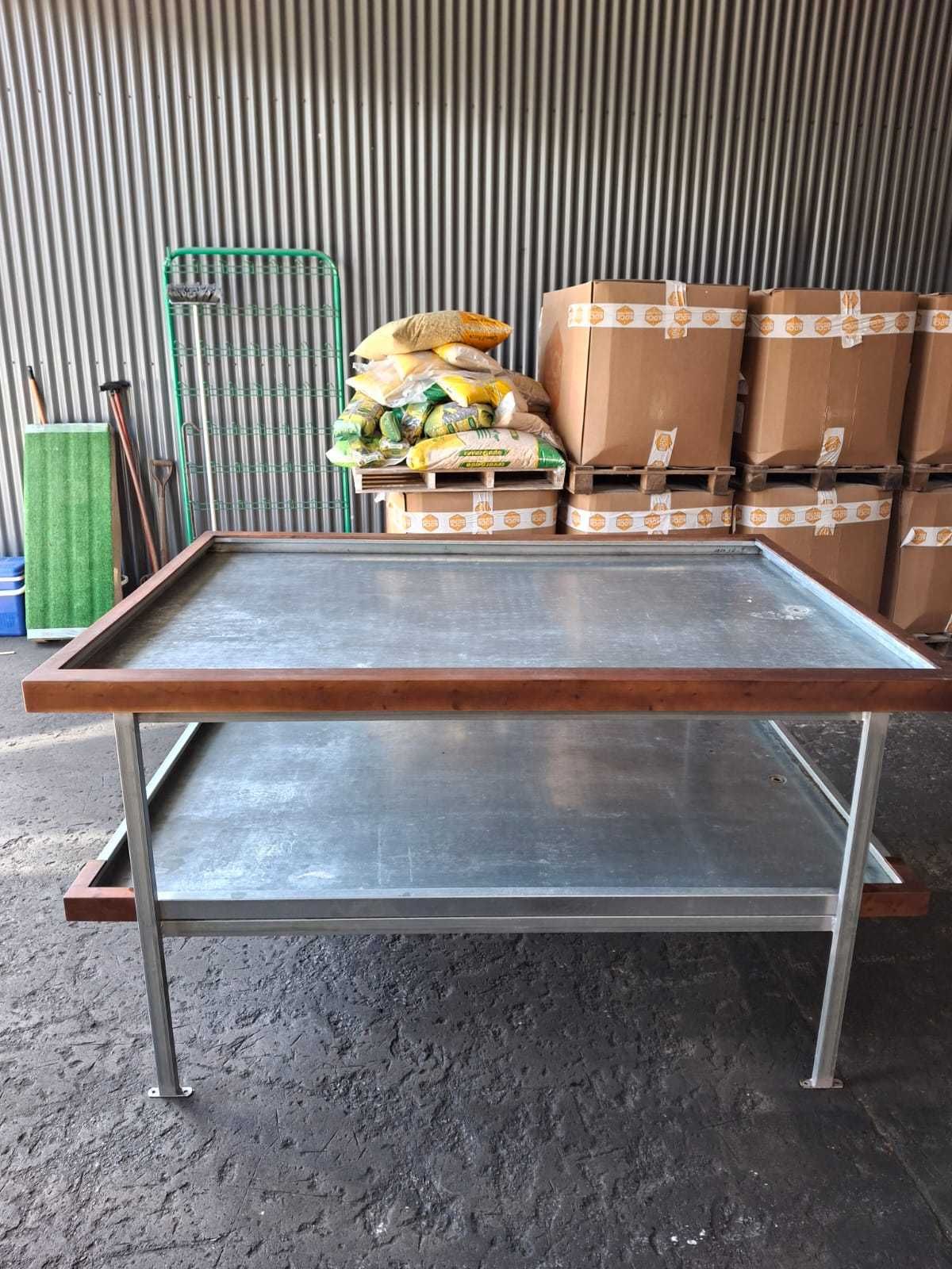 Mesa Galvanizada. Abertura para escoamento de água.