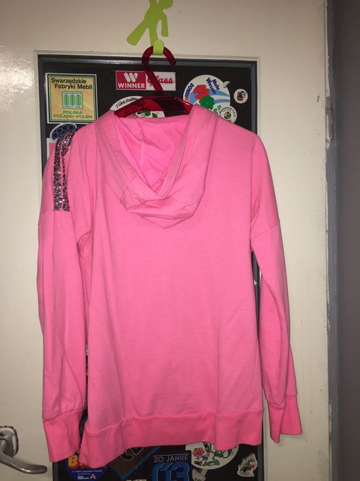 Różowa bluza z kapturem