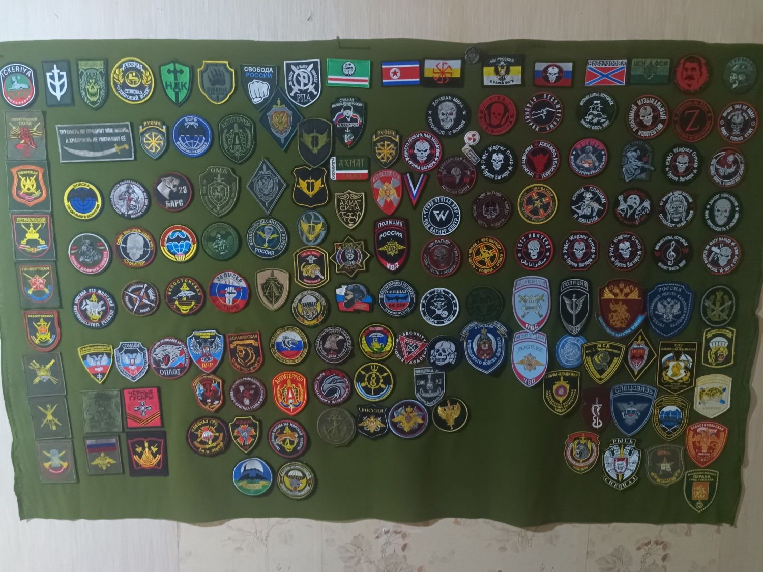 Колекція більше 100 шевронів
