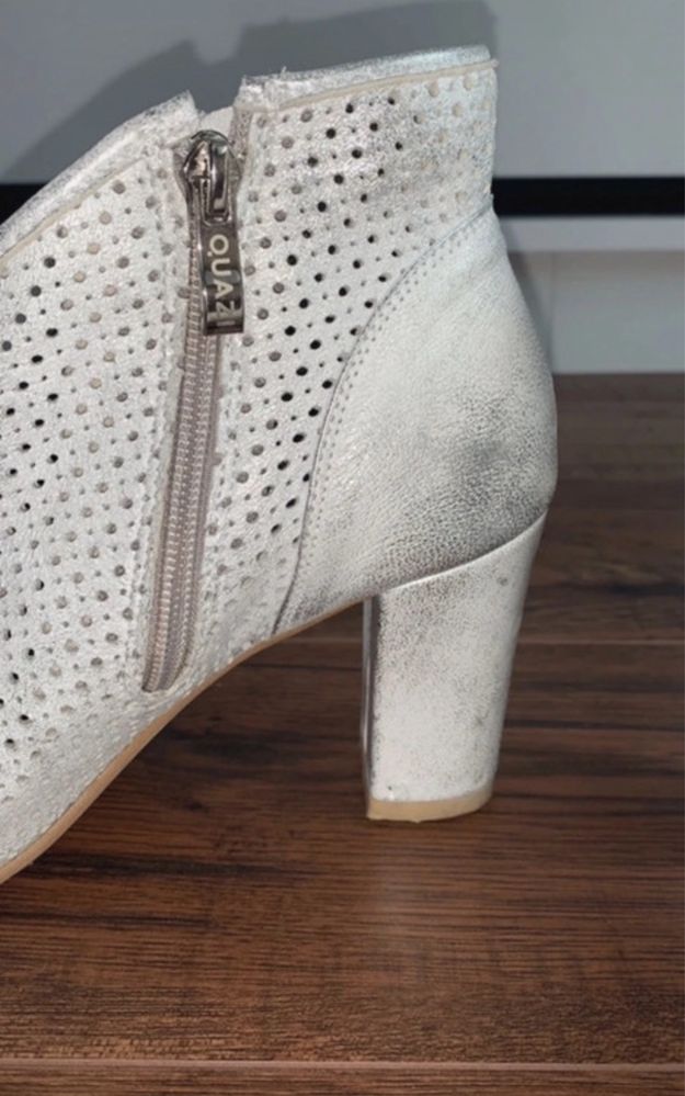 skorzane buty na obcasie z odkrytymi palcami