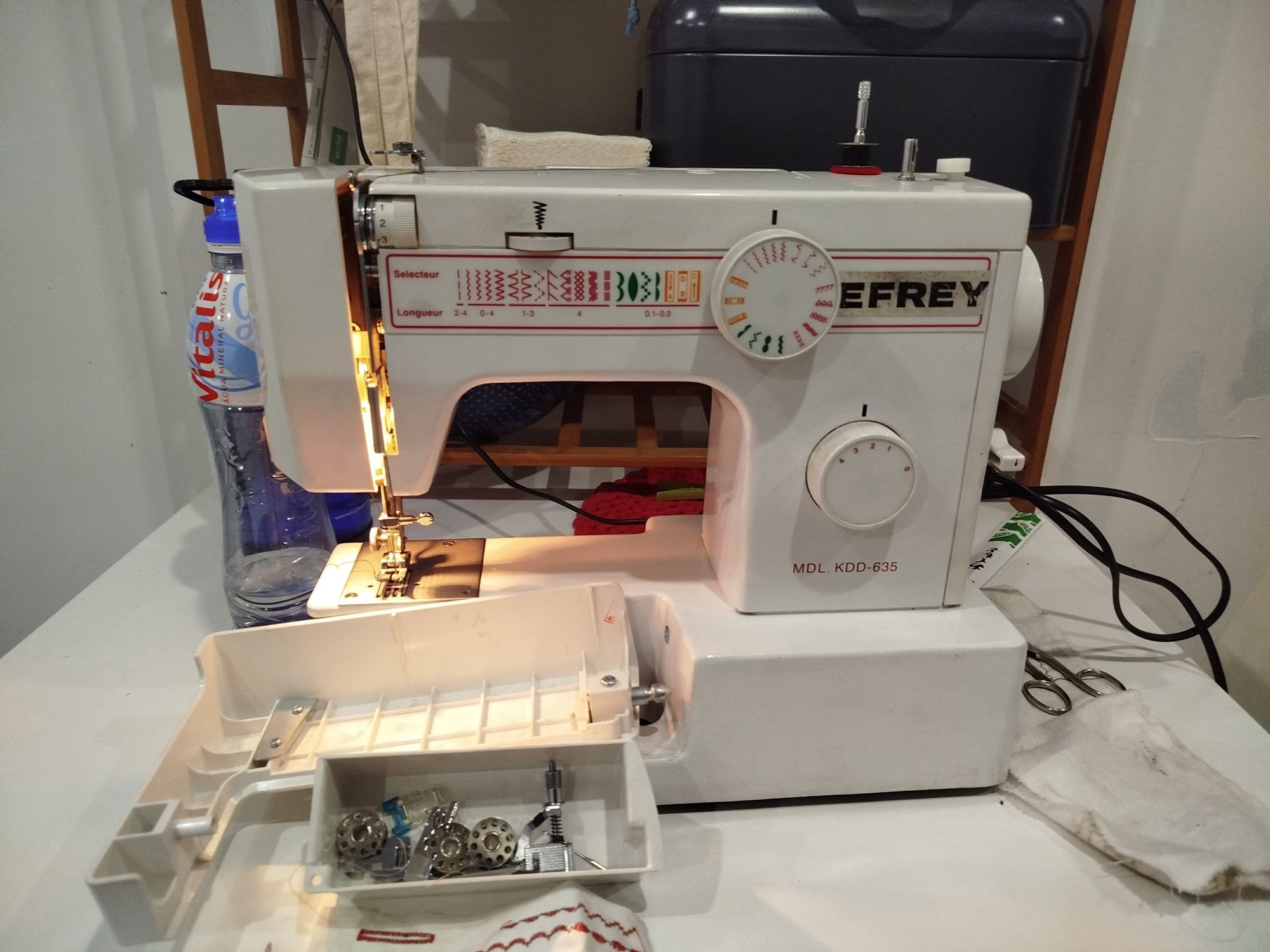 Máquina de costura refrey