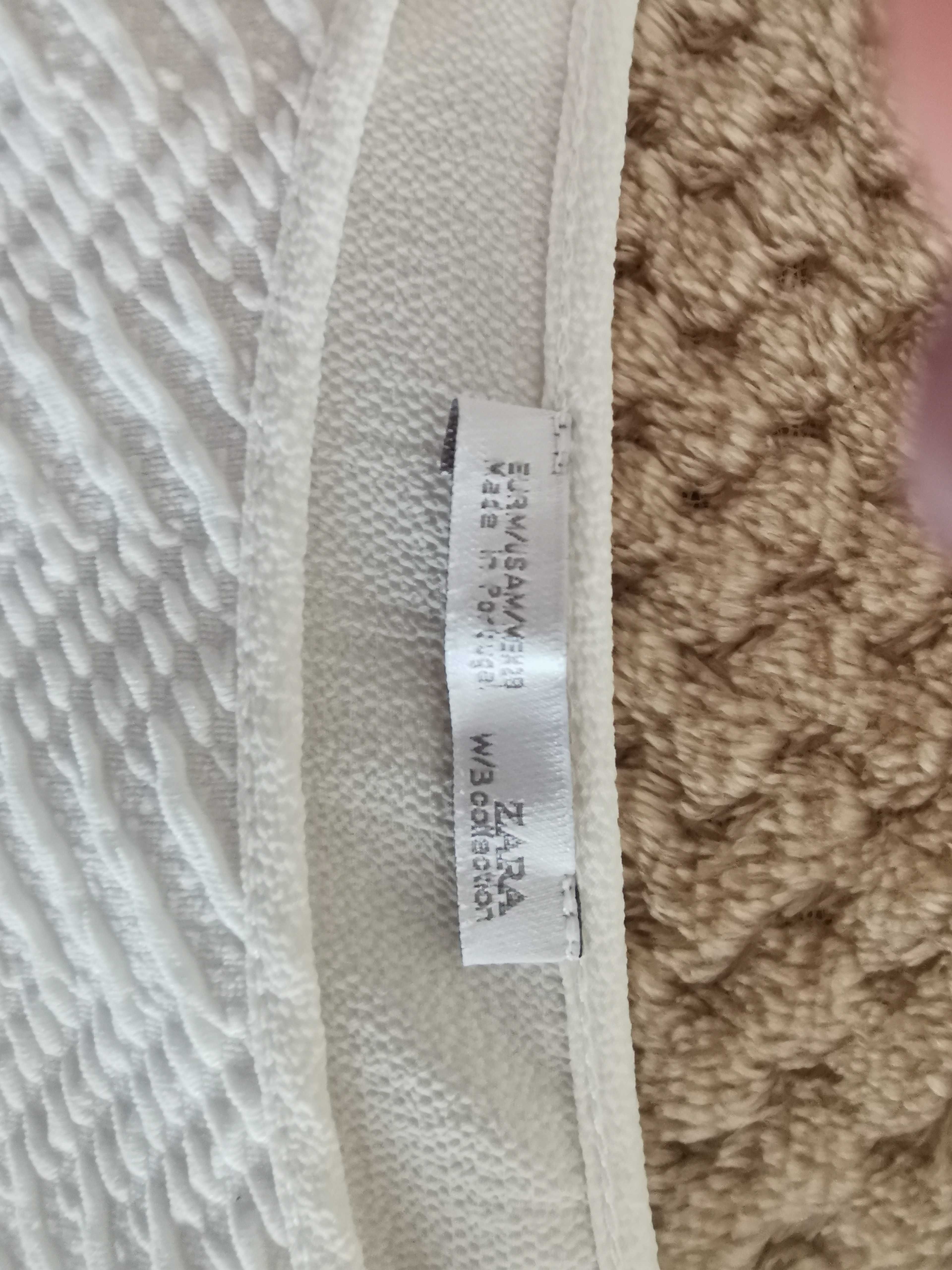 Blusa branca com efeito à frente e aberta um pouco a trás