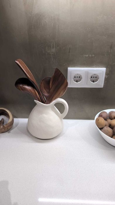 Jarra e Utensílios de Cozinha