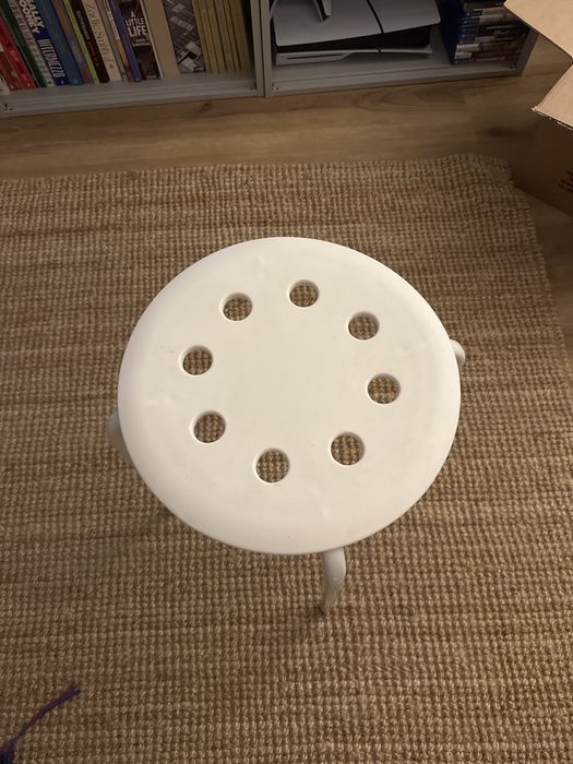 2 bancos ikea brancos com almofada