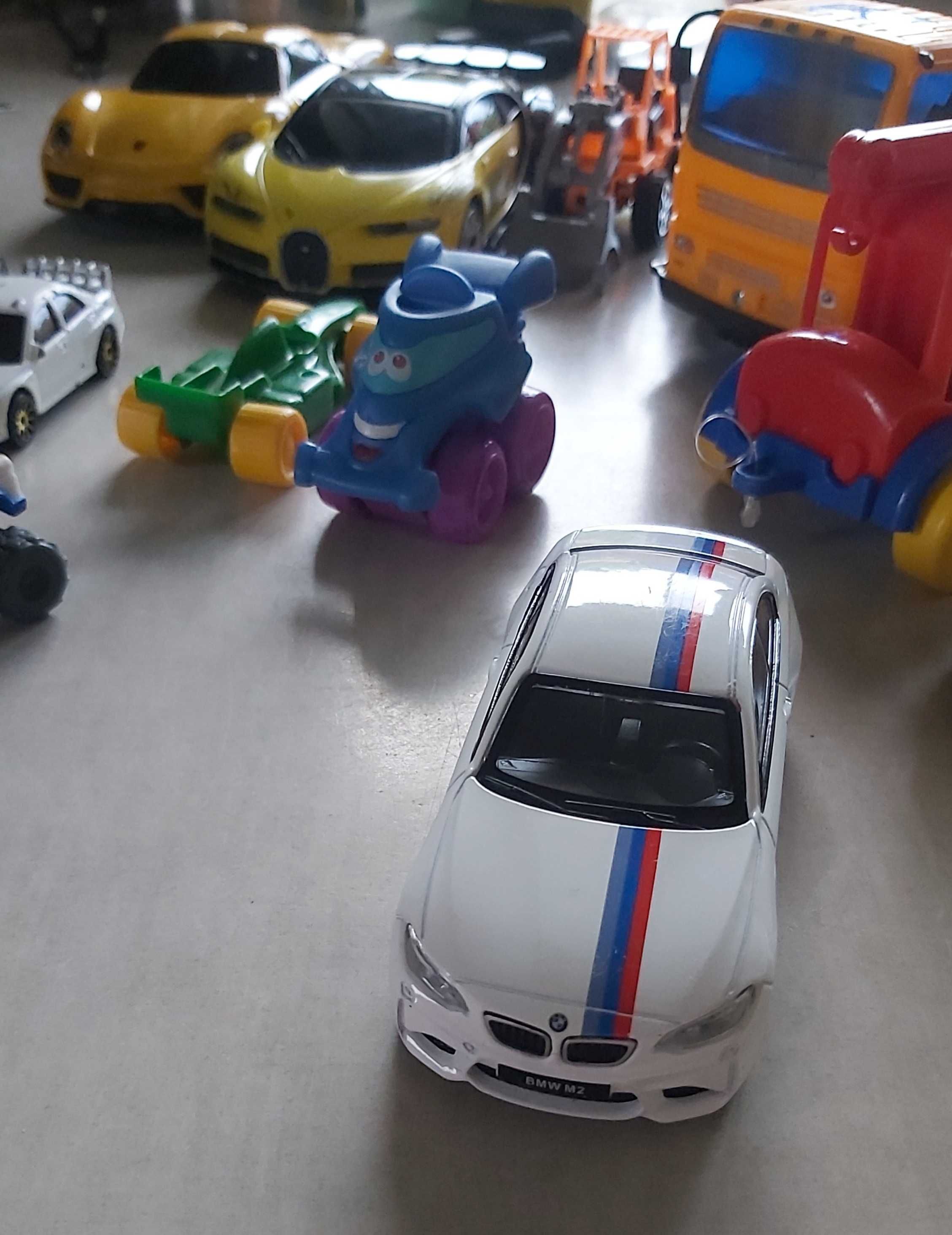 BMW M2, PORSCHE 918 Spayder, helikopter force 6, zestaw zabawek chłop
