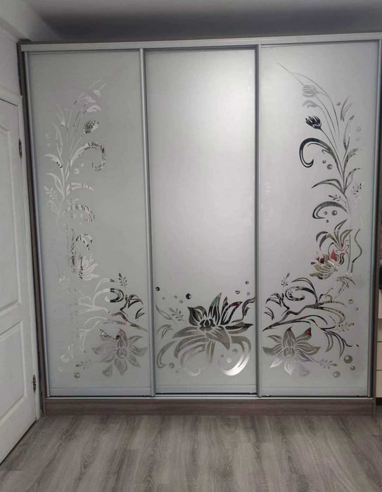 Шафи купе  із дзеркалами з художнім матуванням