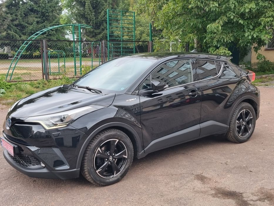 Toyota C-HR 2019 гибрид