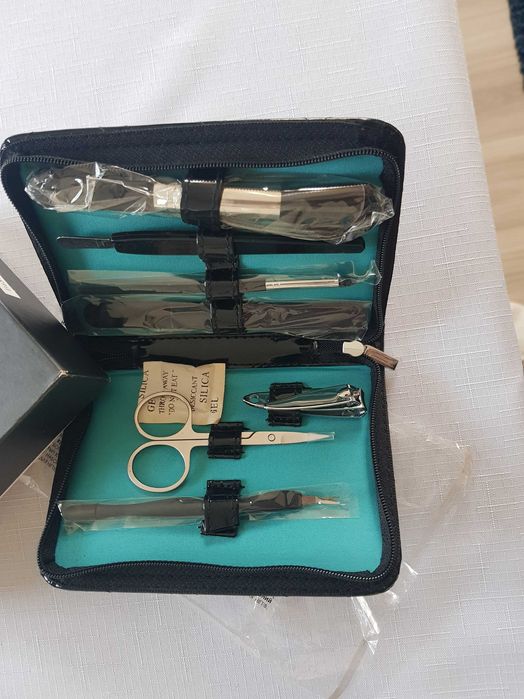 Zestaw przyborów do twarzy i paznokci w etui czarne