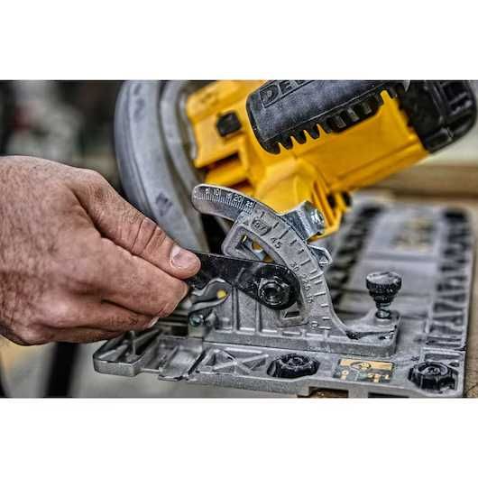 Pilarka tarczowa DeWalt DWE576K stosowana z szynami prowadzącymi