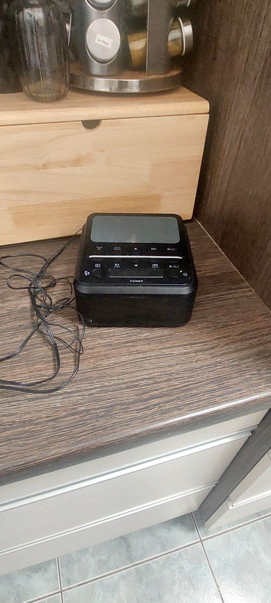 Radio z ladowarka indukcyjna
