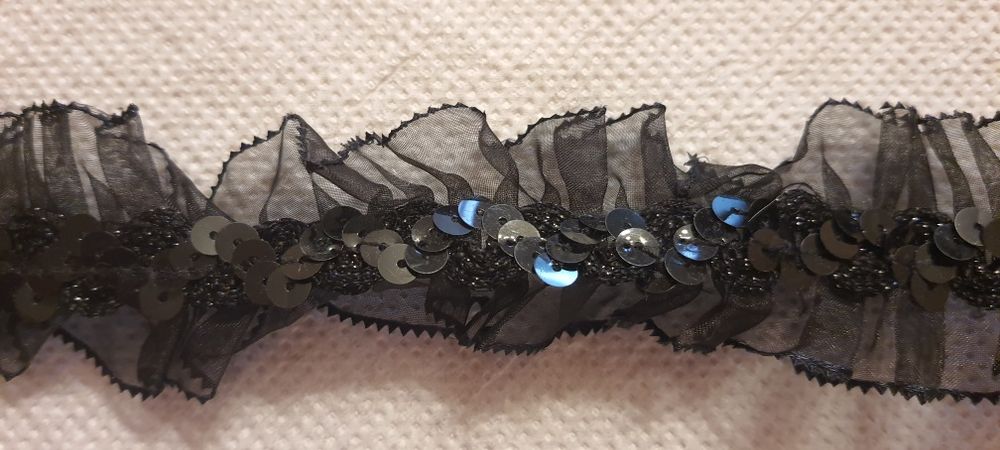 8 метрів тасьми для оздоблення з пайетками.