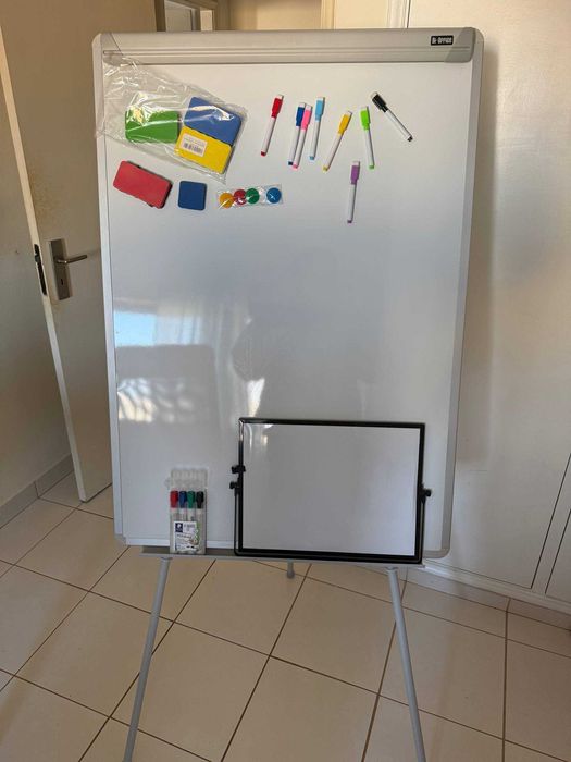 Duas pranchetas para escrever com caneta marcadora.