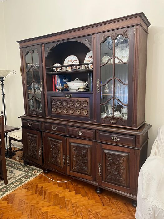 Móvel e mesa de jantar com cadeiras