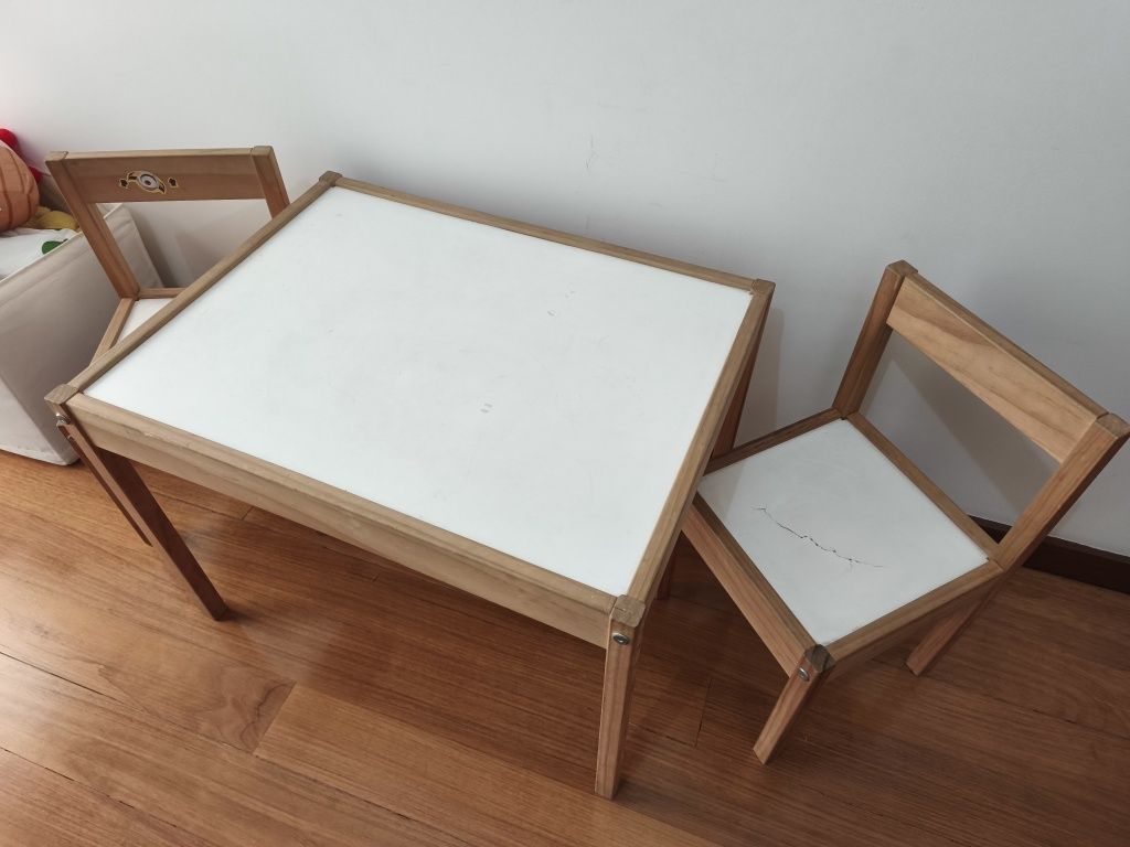 Mesa infantil com 2 cadeiras