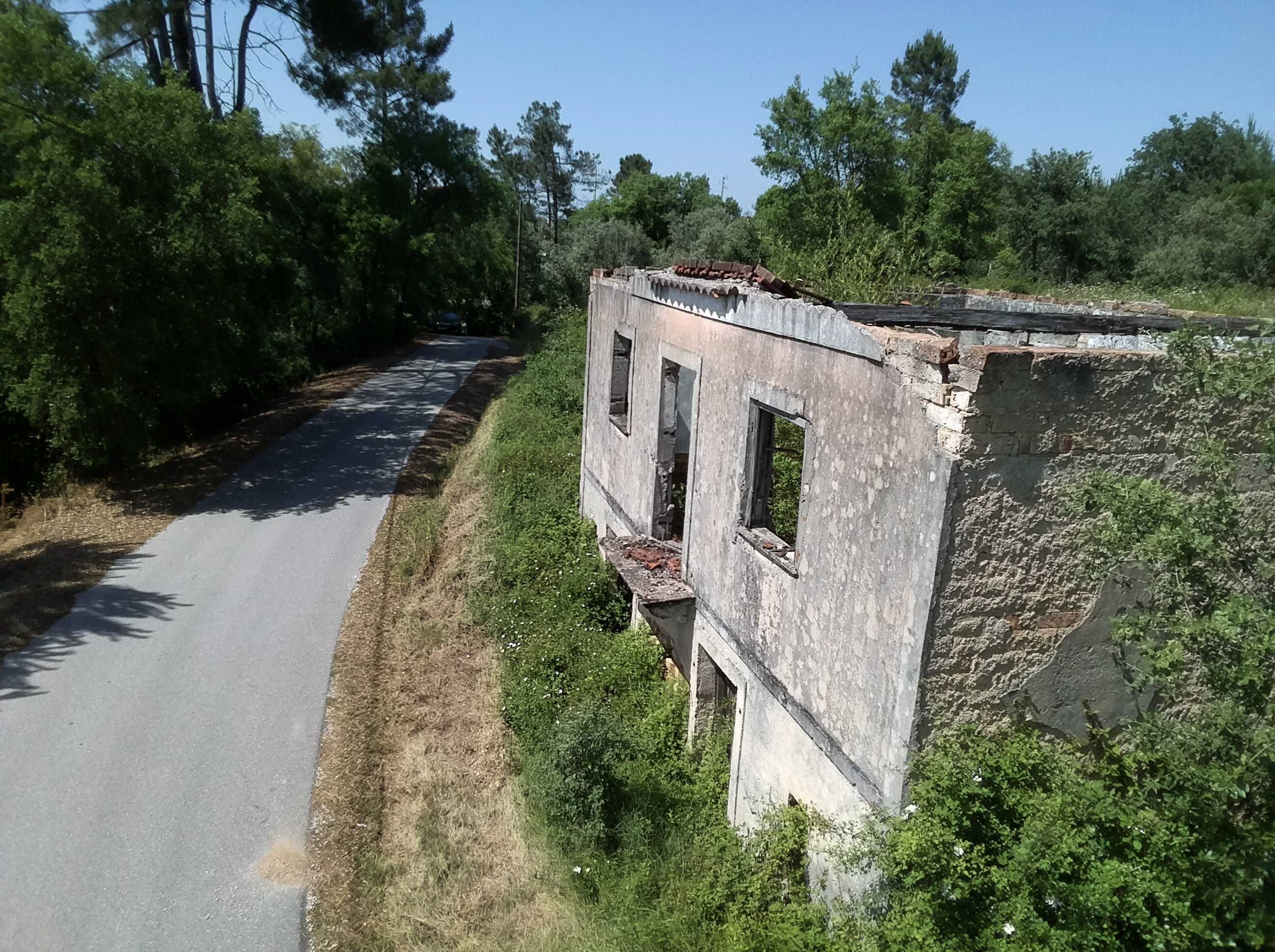 Casa antiga em ruinas para recuperar com frente de estrada