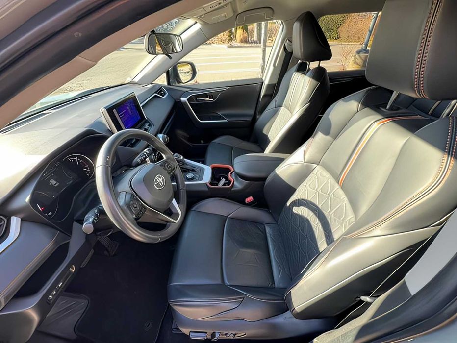 Toyota RAV4      2023