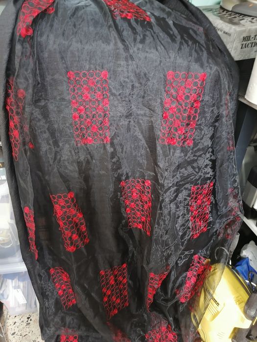 Cortinado preto e vermelho