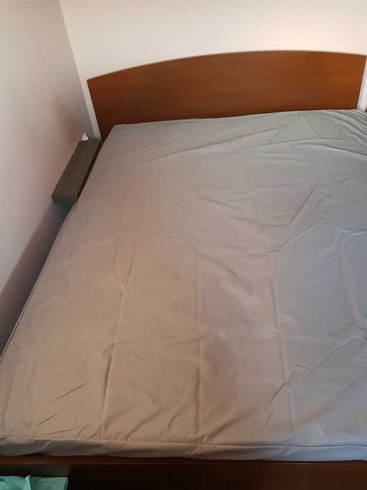 Łóżko z materacem