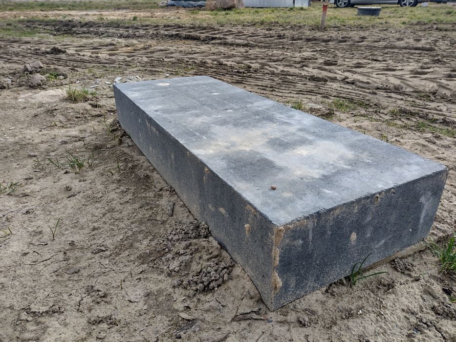 Stopień schodowy betonowy czarny polbruk