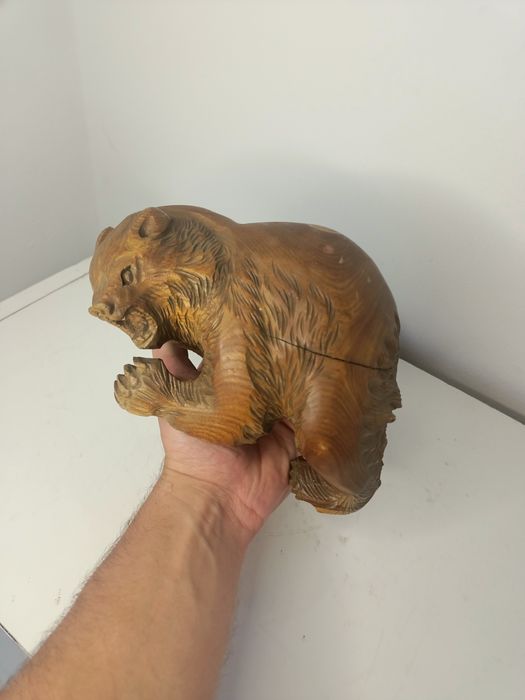 Drewniana rzeźba niedźwiedzia