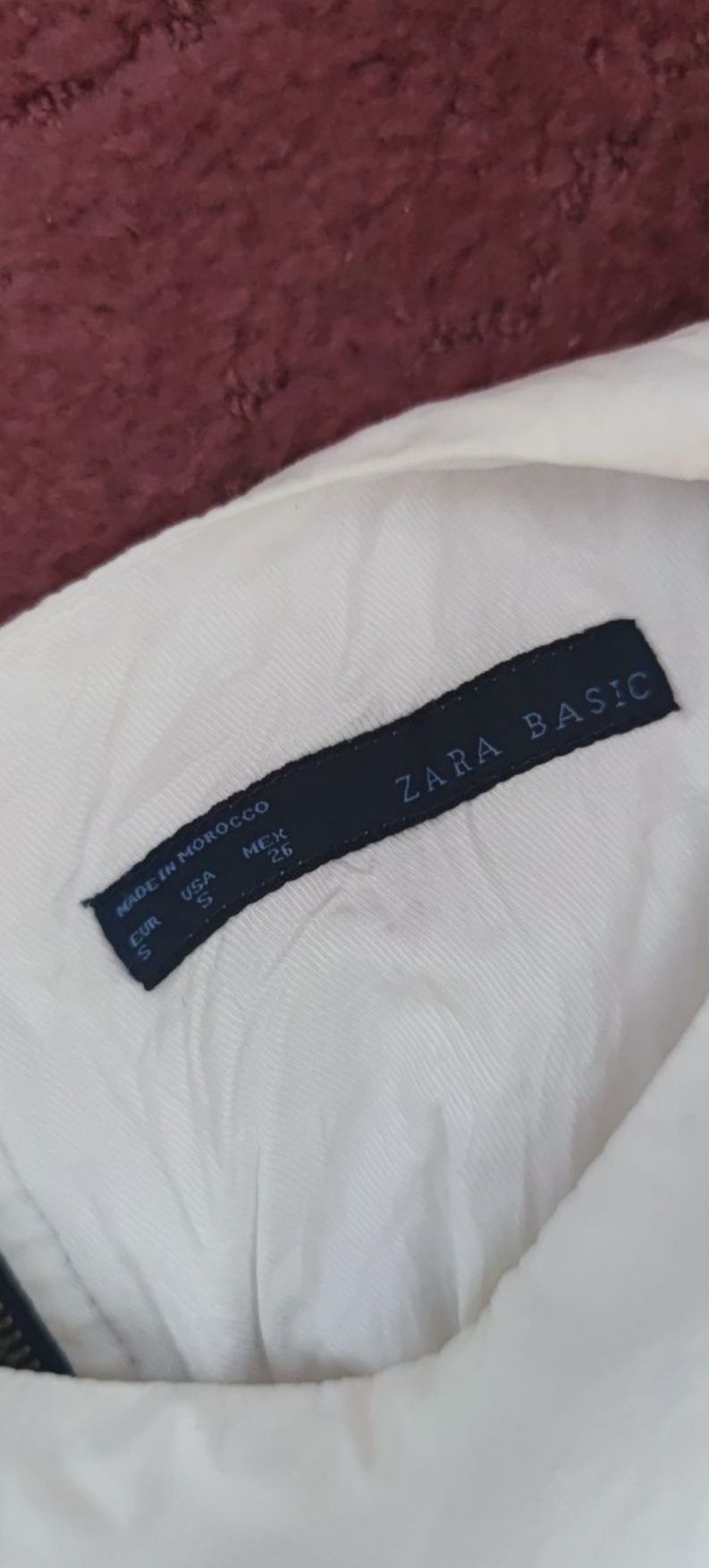 Biała sukienka Zara dopasowana falbanki S