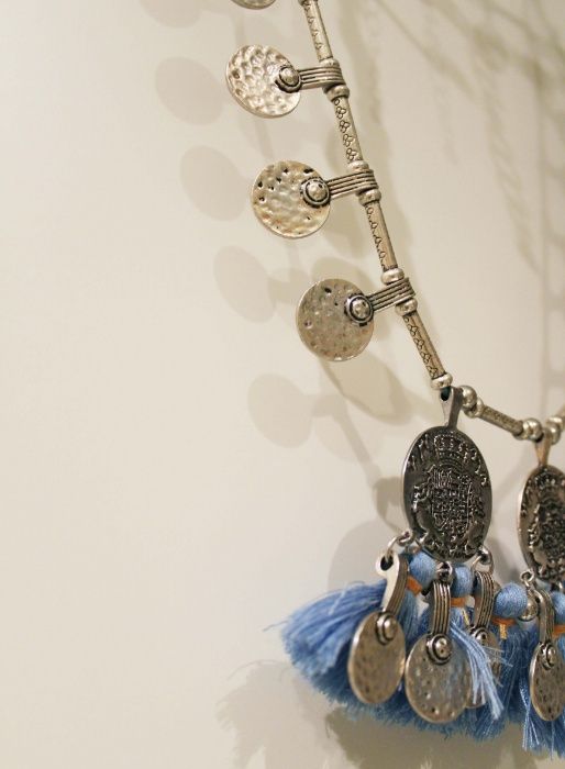 Colar prateado com borlas azuis