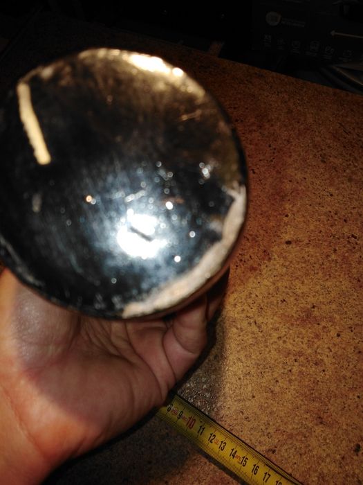 Drewniany wazon z motywem rybki.