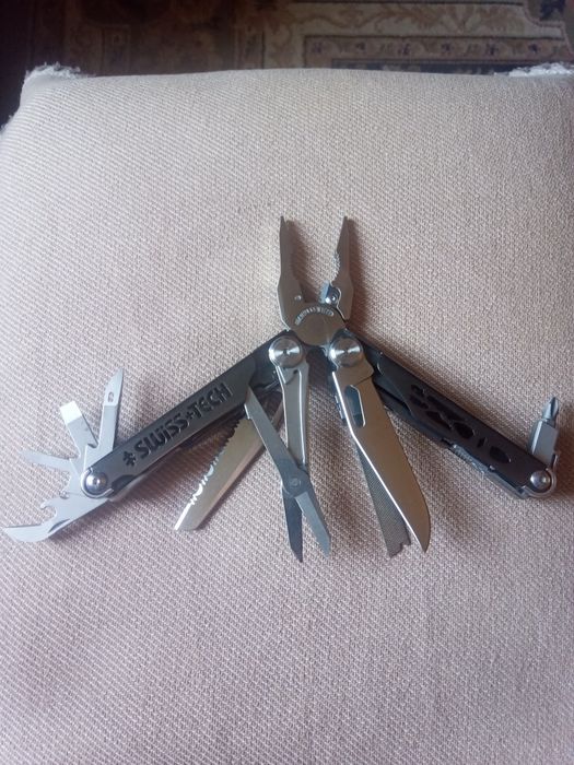 Багатофункціональний інструмент SwissTech 37 в 1