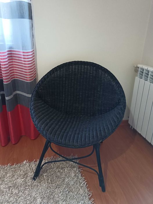Vendo cadeirão preto em vime para quarto